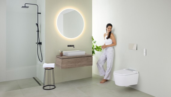 Frau vor dem Badezimmerspiegel (© Geberit) Frau vor dem Badezimmerspiegel (© Geberit)