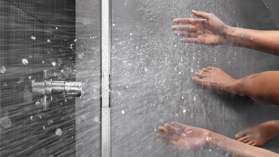 Person duscht in bodenebener Dusche mit CleanLine Person duscht in bodenebener Dusche mit CleanLine