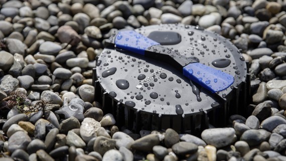 Dachentwässerungssystem Geberit Pluvia auf einem Dach inmitten von Steinen (© Geberit) Dachentwässerungssystem Geberit Pluvia auf einem Dach inmitten von Steinen (© Geberit)