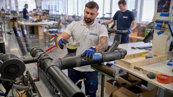 Vorfertigung eines schallgedämmten Abwassersystems mit Geberit Silent-db20