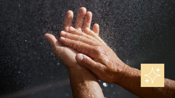 Hände unter der Dusche Hände unter der Dusche