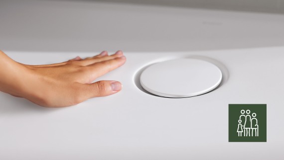 Hand streicht über Geberit CleanFloor30 Duschfläche Hand streicht über Geberit CleanFloor30 Duschfläche