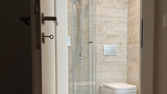 Badezimmertür, die nach aussen öffnet Badezimmertür, die nach aussen öffnet