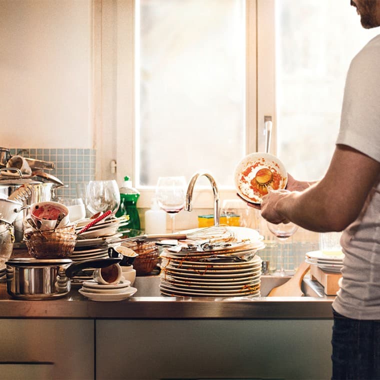 Schmutziges Geschirr stapelt sich in der Küche Schmutziges Geschirr stapelt sich in der Küche