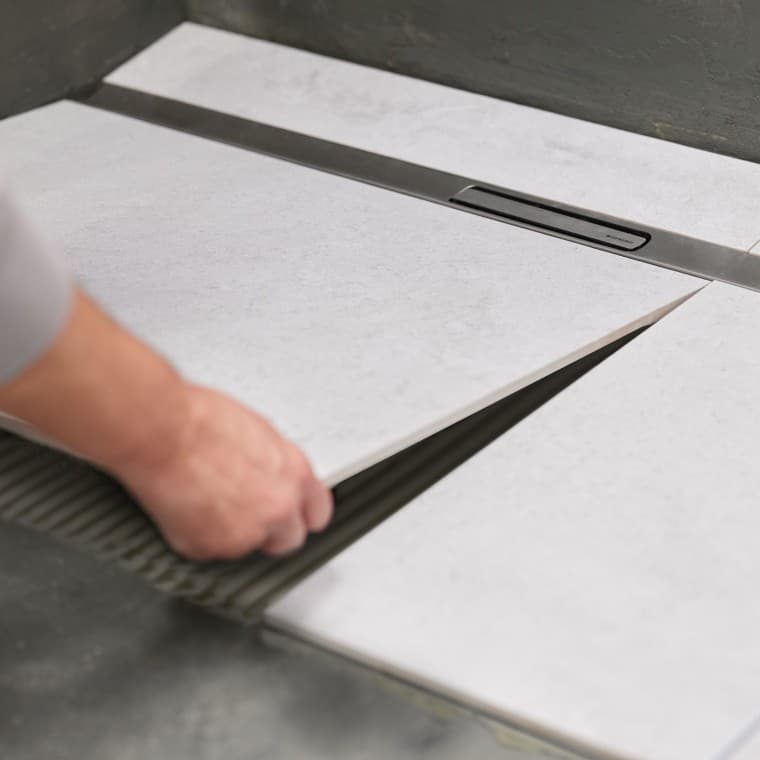 Die Verkrallung an der Duschrinne sorgt für einen sicheren Halt im Boden Die Verkrallung an der Duschrinne sorgt für einen sicheren Halt im Boden