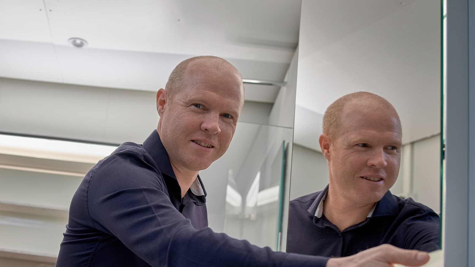 Lichtexperte Andreas Janser im Lichtlabor am Geberit Hauptsitz in Rapperswil-Jona, Schweiz (© Geberit) Lichtexperte Andreas Janser im Lichtlabor am Geberit Hauptsitz in Rapperswil-Jona, Schweiz (© Geberit)