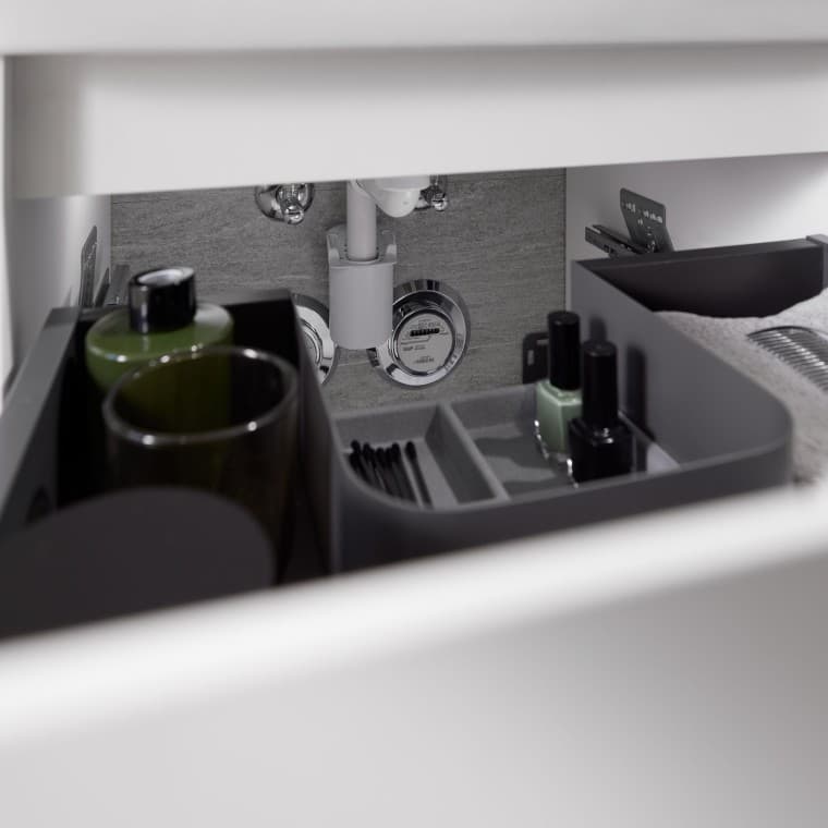 Cleverer Stauraum dank optionaler Schubladeneinsätze und Ordnungsboxen – für mehr Übersicht und Ordnung. Gleichzeitig sorgt der einfache Zugang zum Siphon für unkomplizierte Wartung und Pflege Cleverer Stauraum dank optionaler Schubladeneinsätze und Ordnungsboxen – für mehr Übersicht und Ordnung. Gleichzeitig sorgt der einfache Zugang zum Siphon für unkomplizierte Wartung und Pflege