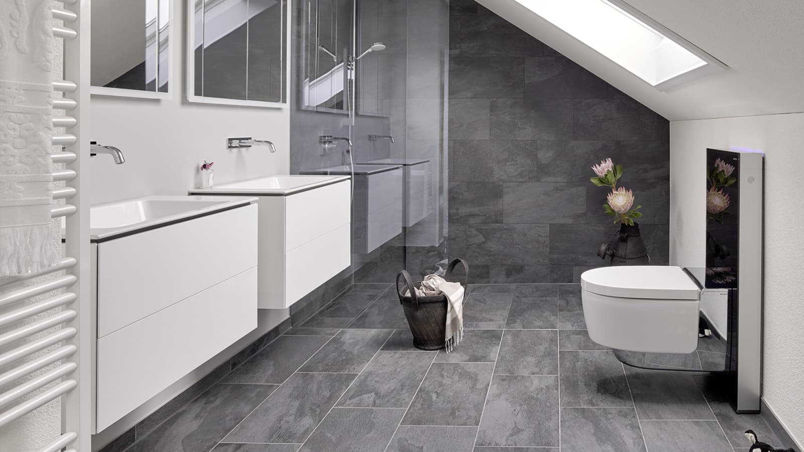 Bad mit Dachschräge und Produkten der Badserie Geberit ONE sowie Geberit AquaClean mit Monolith Bad mit Dachschräge und Produkten der Badserie Geberit ONE sowie Geberit AquaClean mit Monolith