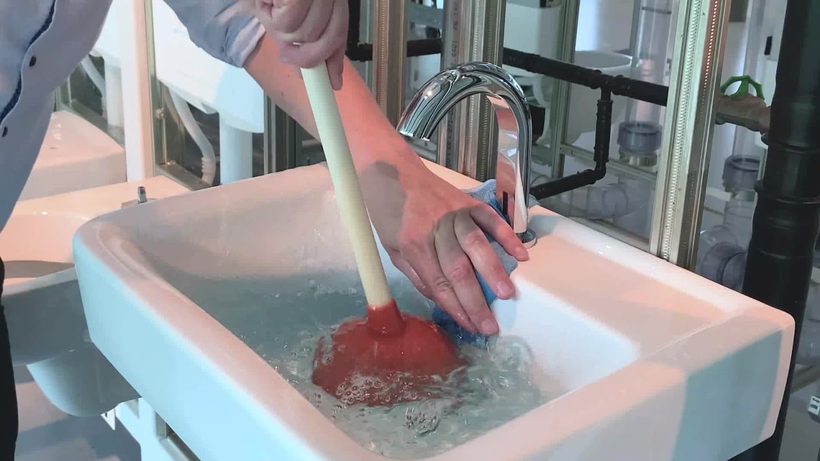 Gummisauger wird hoch und runter bewegt Gummisauger wird hoch und runter bewegt