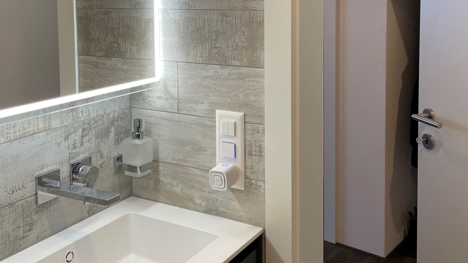 Eine Tür, die nach aussen öffnet, spart Platz im Bad Eine Tür, die nach aussen öffnet, spart Platz im Bad