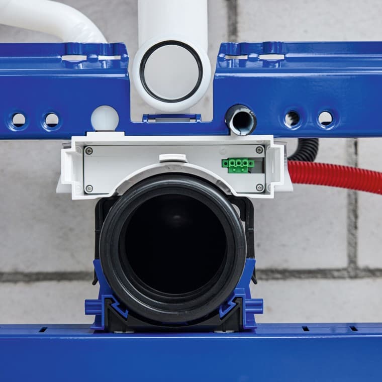 Die Elektrofachkraft verlegt das Stromleerrohr und schliesst den Zwischenboden an das Stromnetz an Die Elektrofachkraft verlegt das Stromleerrohr und schliesst den Zwischenboden an das Stromnetz an