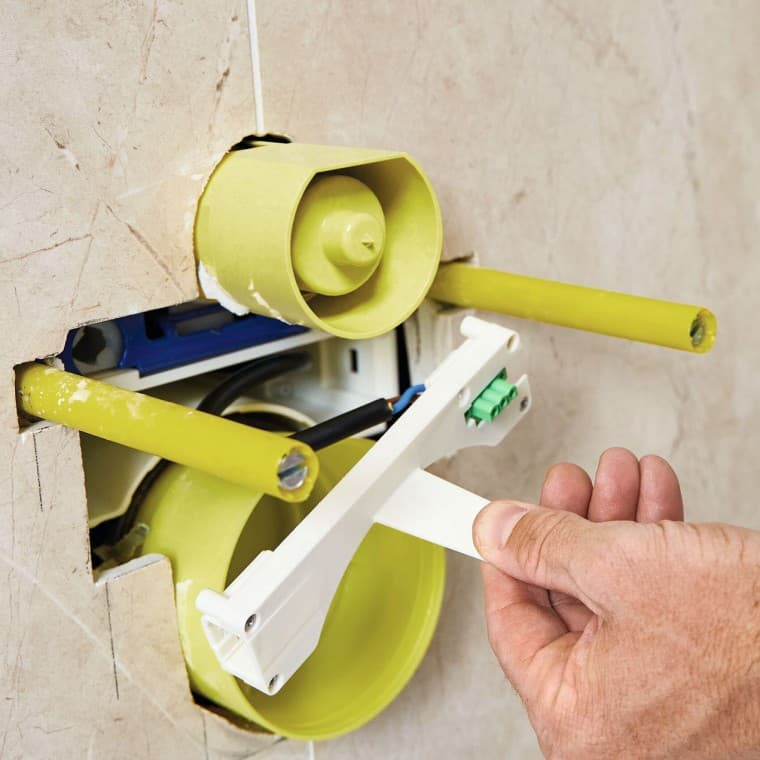 Alternativ: Montage des Zwischenbodens in die Power & Connect Box durch den Elektriker nach der Beplankung Alternativ: Montage des Zwischenbodens in die Power & Connect Box durch den Elektriker nach der Beplankung