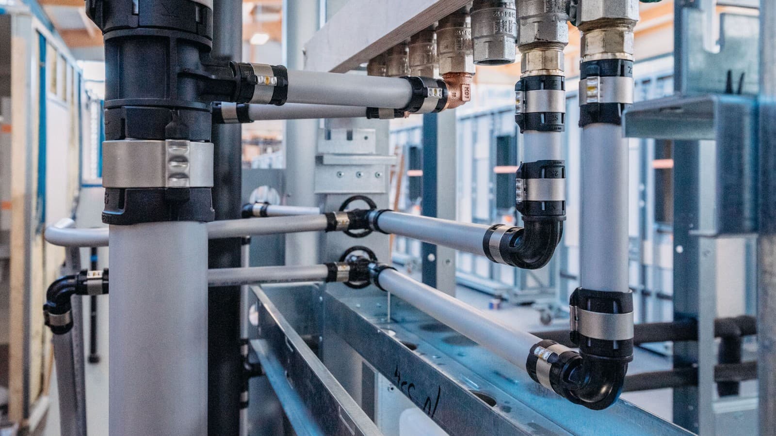 Mit der Verpressung fällt der Pressindikator ab, somit sind verpresste Verbindungen gut sichtbar Mit der Verpressung fällt der Pressindikator ab, somit sind verpresste Verbindungen gut sichtbar